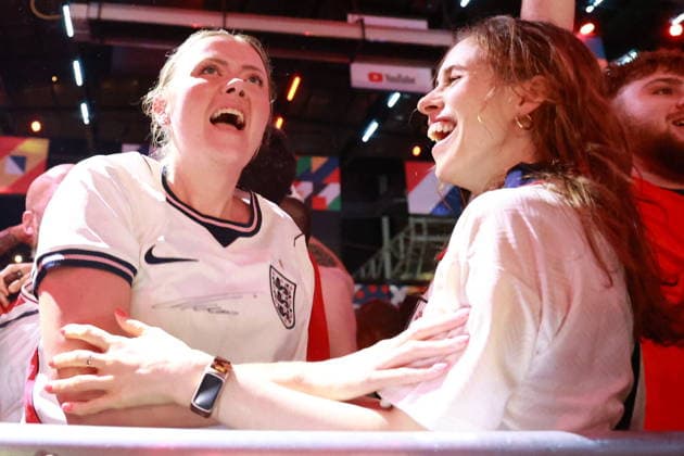 July 12, 2026, London, London, UK: London, UK. Fans react to England s FIFA World Cup, WM, Weltmeisterschaft, Fussball match against Norway on a big screen at Boxpark in Croydon. The game is being played at Hard Rock Stadium in Miami, USA. England Vs Norway FIFA World Cup  - ZUMAl94_ 0861334993st Copyright: xMarcinxNowakx