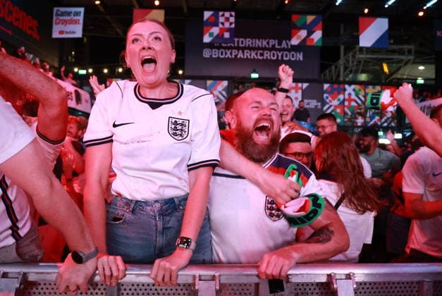 July 12, 2026, London, London, UK: London, UK. Fans react to England s FIFA World Cup, WM, Weltmeisterschaft, Fussball match against Norway on a big screen at Boxpark in Croydon. The game is being played at Hard Rock Stadium in Miami, USA. England Vs Norway FIFA World Cup  - ZUMAl94_ 0861334994st Copyright: xMarcinxNowakx