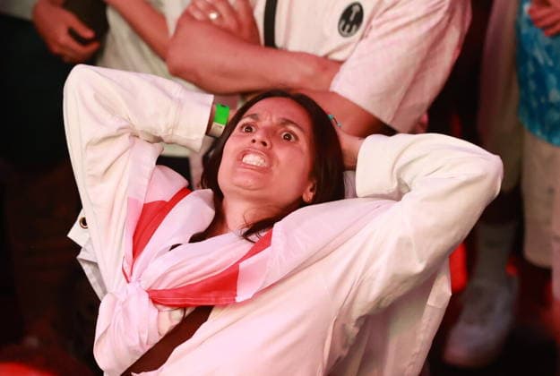 July 12, 2026, London, London, UK: London, UK. Fans react to England s FIFA World Cup, WM, Weltmeisterschaft, Fussball match against Norway on a big screen at Boxpark in Croydon. The game is being played at Hard Rock Stadium in Miami, USA. England Vs Norway FIFA World Cup  - ZUMAl94_ 0861335848st Copyright: xMarcinxNowakx