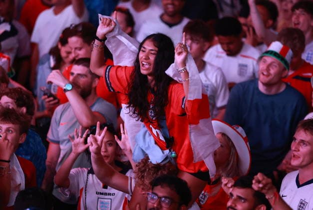 July 12, 2026, London, London, UK: London, UK. Fans react to England s FIFA World Cup, WM, Weltmeisterschaft, Fussball match against Norway on a big screen at Boxpark in Croydon. The game is being played at Hard Rock Stadium in Miami, USA. England Vs Norway FIFA World Cup  - ZUMAl94_ 0861336094st Copyright: xMarcinxNowakx