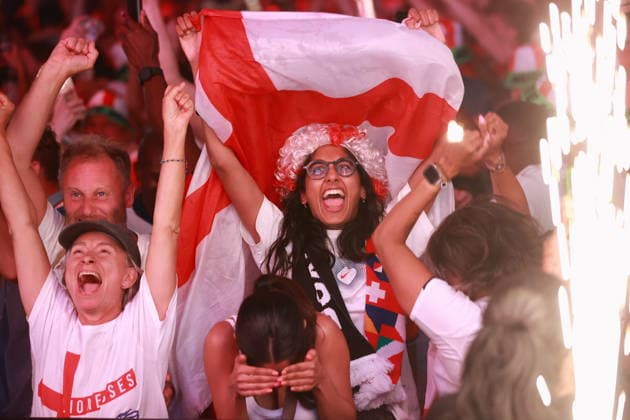 July 12, 2026, London, London, UK: London, UK. Fans react to England s FIFA World Cup, WM, Weltmeisterschaft, Fussball match against Norway on a big screen at Boxpark in Croydon. The game is being played at Hard Rock Stadium in Miami, USA. England Vs Norway FIFA World Cup  - ZUMAl94_ 0861337084st Copyright: xMarcinxNowakx