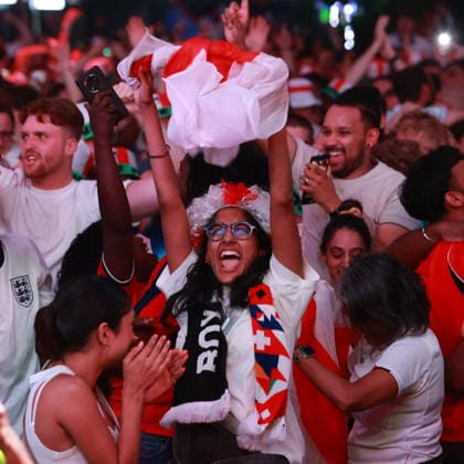 July 12, 2026, London, London, UK: London, UK. Fans react to England s FIFA World Cup, WM, Weltmeisterschaft, Fussball match against Norway on a big screen at Boxpark in Croydon. The game is being played at Hard Rock Stadium in Miami, USA. England Vs Norway FIFA World Cup  - ZUMAl94_ 0861337371st Copyright: xMarcinxNowakx