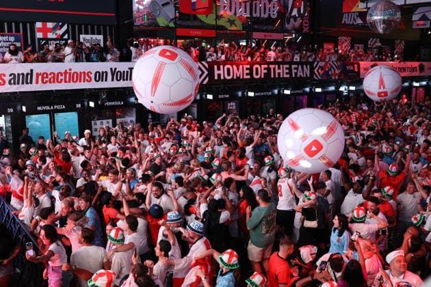 July 12, 2026, London, London, UK: London, UK. Fans react to England s FIFA World Cup, WM, Weltmeisterschaft, Fussball match against Norway on a big screen at Boxpark in Croydon. The game is being played at Hard Rock Stadium in Miami, USA. England Vs Norway FIFA World Cup  - ZUMAl94_ 0861337517st Copyright: xMarcinxNowakx