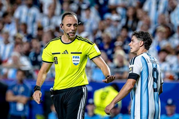 KANSAS CITY - Referee Joao Pedro Silva Pinheiro and Julian Alvarez of Argentina during the 2026 World Cup match between Argentina and Switzerland at Arrowhead Stadium on July 11, 2026, in Kansas City, United States. (Photo by Stefan Koops EYE4IMAGES DeFodi Images) - *** KANSAS CITY: Referee Joao Pedro Silva Pinheiro and Julian Alvarez of Argentina during the 2026 World Cup match between Argentina and Switzerland at Arrowhead Stadium on July 11, 2026, in Kansas City, United States. Photo by Stefan Koops, EYE4IMAGES, DeFodi Images