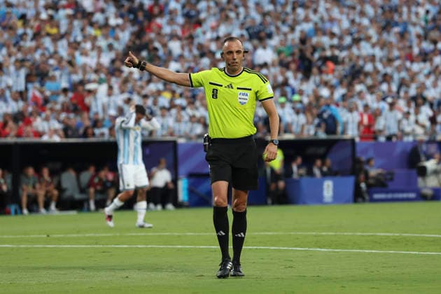 KANSAS CITY, MO - JULY 11: Referee Joao Pinheiro makes a call in the first half of the FIFA World Cup, WM, Weltmeisterschaft, Fussball 2026 Quarterfinal match between Argentina and Switzerland on July 11, 2026 at Kansas City Stadium in Kansas City, MO. (Photo by Scott Winters Icon Sportswire) SOCCER: JUL 11 FIFA World Cup 26 Quarter-Final - Argentina v Switzerland EDITORIAL USE ONLY Icon2607110202