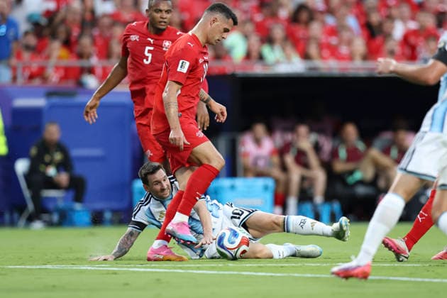 KANSAS CITY, MO - JULY 11: Lionel Messi 10 of Argentina slides but can™t get the ball past Granit Xhaka 10 of Switzerland in the first half of the FIFA World Cup, WM, Weltmeisterschaft, Fussball 2026 Quarterfinal match between Argentina and Switzerland on July 11, 2026 at Kansas City Stadium in Kansas City, MO. (Photo by Scott Winters Icon Sportswire) SOCCER: JUL 11 FIFA World Cup 26 Quarter-Final - Argentina v Switzerland EDITORIAL USE ONLY Icon2607110507