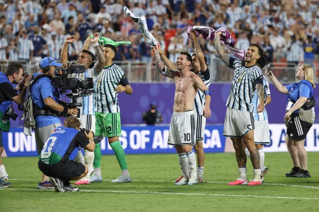 Argentina players celebrate their qualification for the semifinals at the end of a FIFA World Cup, WM, Weltmeisterschaft, Fussball 2026 quarter-final match between Argentina and Switzerland at Arrowhead Stadium in Kansas City, USA, 11 July 2026. FIFA World Cup 2026: Argentina - Switzerland !ACHTUNG: NUR REDAKTIONELLE NUTZUNG!  Copyright: xKennethxFernándezx GR7120 20260712-55020871659_1