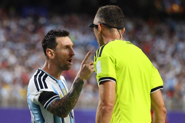 Lionel Messi (L) of Argentina argues with central referee Joao Pinheiro of Portugal during a FIFA World Cup, WM, Weltmeisterschaft, Fussball 2026 quarter-final match between Argentina and Switzerland at Arrowhead Stadium in Kansas City, USA, 11 July 2026. FIFA World Cup 2026: Argentina - Switzerland !ACHTUNG: NUR REDAKTIONELLE NUTZUNG!  Copyright: xKennethxFernándezx GR7097 20260712-55020871665_1