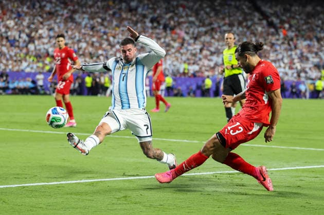 KANSAS CITY, MO - JULY 11: Rodrigo de Paul 7 of Argentina tries to block a shot taken by Ricardo Rodriguez 13 of Switzerland in the second half of the FIFA World Cup, WM, Weltmeisterschaft, Fussball 2026 Quarterfinal match between Argentina and Switzerland on July 11, 2026 at Kansas City Stadium in Kansas City, MO. (Photo by Scott Winters Icon Sportswire) SOCCER: JUL 11 FIFA World Cup 26 Quarter-Final - Argentina v Switzerland EDITORIAL USE ONLY Icon2607110810