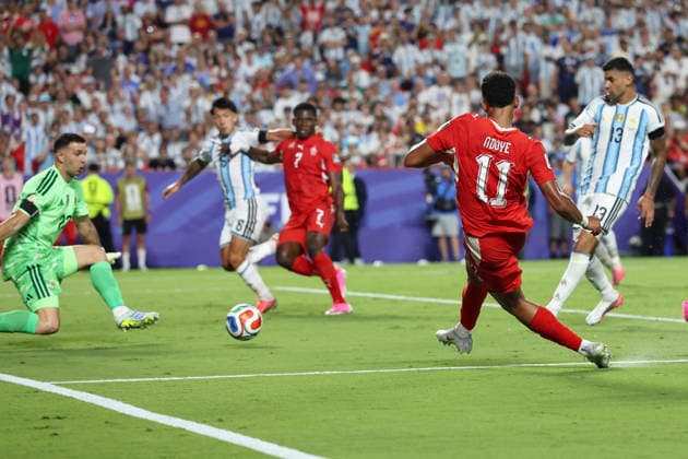 KANSAS CITY, MO - JULY 11: Dan Ndoye 11 of Switzerland shoots and scores a goal in the second half of the FIFA World Cup, WM, Weltmeisterschaft, Fussball 2026 Quarterfinal match between Argentina and Switzerland on July 11, 2026 at Kansas City Stadium in Kansas City, MO. (Photo by Scott Winters Icon Sportswire) SOCCER: JUL 11 FIFA World Cup 26 Quarter-Final - Argentina v Switzerland EDITORIAL USE ONLY Icon2607110834