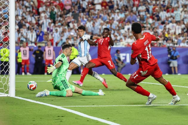 KANSAS CITY, MO - JULY 11: Dan Ndoye 11 of Switzerland shoots and scores a goal between the legs of Emiliano Martinez 23 of Argentina in the second half of the FIFA World Cup, WM, Weltmeisterschaft, Fussball 2026 Quarterfinal match between Argentina and Switzerland on July 11, 2026 at Kansas City Stadium in Kansas City, MO. (Photo by Scott Winters Icon Sportswire) SOCCER: JUL 11 FIFA World Cup 26 Quarter-Final - Argentina v Switzerland EDITORIAL USE ONLY Icon2607110838