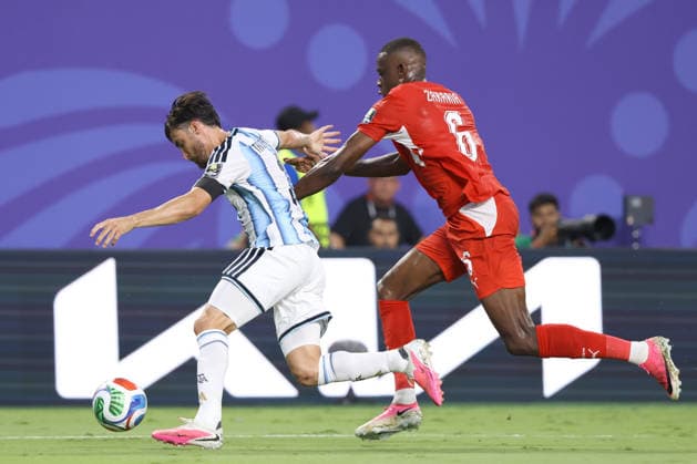 Nicolas Tagliafico (L) of Argentina vies Denis Zakaria of Switzerland for the ball during a FIFA World Cup, WM, Weltmeisterschaft, Fussball 2026 quarter-final match between Argentina and Switzerland at Arrowhead Stadium in Kansas City, USA, 11 July 2026. FIFA World Cup 2026: Argentina - Switzerland !ACHTUNG: NUR REDAKTIONELLE NUTZUNG!  Copyright: xKennethxFernándezx GR7088 20260712-55020871672_1