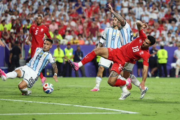 KANSAS CITY, MO - JULY 11: Eray Comert 18 of Switzerland has his shot blocked by Lautaro Martinez 22 of Argentina in the second extra time period of the FIFA World Cup, WM, Weltmeisterschaft, Fussball 2026 Quarterfinal match between Argentina and Switzerland on July 11, 2026 at Kansas City Stadium in Kansas City, MO. (Photo by Scott Winters Icon Sportswire) SOCCER: JUL 11 FIFA World Cup 26 Quarter-Final - Argentina v Switzerland EDITORIAL USE ONLY Icon2607111144