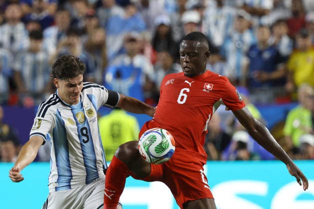 Julian Alvarez (L) of Argentina challenges Denis Zakaria of Switzerland for the ball during a FIFA World Cup, WM, Weltmeisterschaft, Fussball 2026 quarter-final match between Argentina and Switzerland at Arrowhead Stadium in Kansas City, USA, 11 July 2026. FIFA World Cup 2026: Argentina - Switzerland !ACHTUNG: NUR REDAKTIONELLE NUTZUNG!  Copyright: xKennethxFernándezx GR7094 20260712-55020871673_1