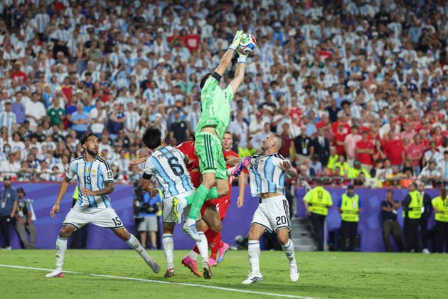 KANSAS CITY, MO - JULY 11: Emiliano Martinez 23 of Argentina goes high to grab the ball in the second extra time period of the FIFA World Cup, WM, Weltmeisterschaft, Fussball 2026 Quarterfinal match between Argentina and Switzerland on July 11, 2026 at Kansas City Stadium in Kansas City, MO. (Photo by Scott Winters Icon Sportswire) SOCCER: JUL 11 FIFA World Cup 26 Quarter-Final - Argentina v Switzerland EDITORIAL USE ONLY Icon2607111212