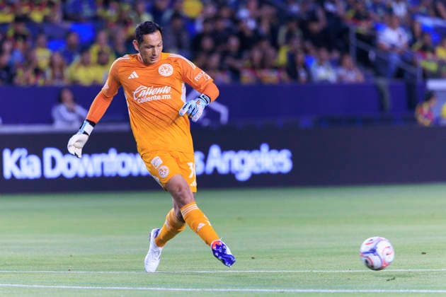 July 11, 2026, Carson, California, USA: Goalkeeper, Rodolfo Cota 30 of Club America passes the ball during their International Friendly, Länderspiel, Nationalmannschaft game against the LA Galaxy on Saturday July 11, 2026 at the Dignity Health Sports Park Stadium in Carson, California. ARIANA RUIZ PI LA Galaxy Vs. Club America  - ZUMAp124 20260711_zaa_p124_011 Copyright: xArianaxRuizx