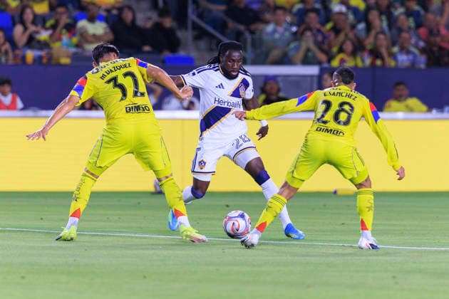 July 11, 2026, Carson, California, USA: Miguel Vazquez 32 and Erick Sanchez 28 of Club America defend against Joseph Paintsil 28 of the LA Galaxy during their International Friendly, Länderspiel, Nationalmannschaft game on Saturday July 11, 2026 at the Dignity Health Sports Park Stadium in Carson, California. ARIANA RUIZ PI LA Galaxy Vs. Club America  - ZUMAp124 20260711_zaa_p124_012 Copyright: xArianaxRuizx