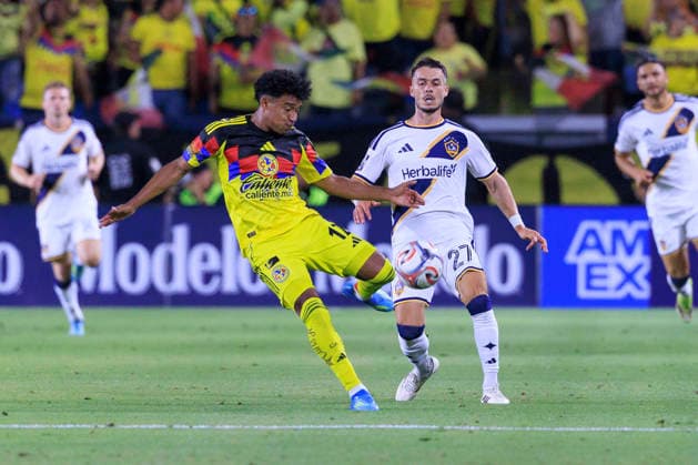 July 11, 2026, Carson, California, USA: Isaias Violante 12 of Club America receives the ball before Erik Thommy 27 of the LA Galaxy during their International Friendly, Länderspiel, Nationalmannschaft game on Saturday July 11, 2026 at the Dignity Health Sports Park Stadium in Carson, California. ARIANA RUIZ PI LA Galaxy Vs. Club America  - ZUMAp124 20260711_zaa_p124_013 Copyright: xArianaxRuizx