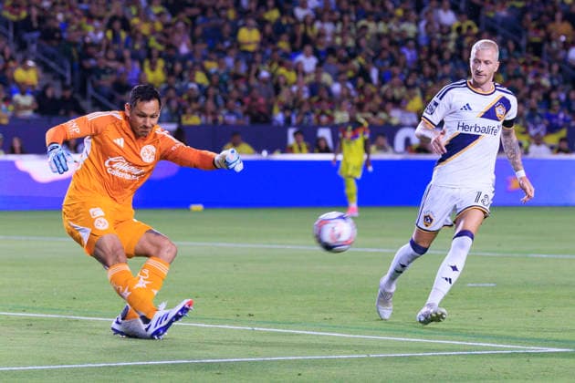 July 11, 2026, Carson, California, USA: Goalkeeper, Rodolfo Cota 30 of Club America passes the ball as Marco Reus 18 of the LA Galaxy attempts to steal during their International Friendly, Länderspiel, Nationalmannschaft game on Saturday July 11, 2026 at the Dignity Health Sports Park Stadium in Carson, California. ARIANA RUIZ PI Carson USA - ZUMAp124 20260711_zaa_p124_008 Copyright: xArianaxRuizx