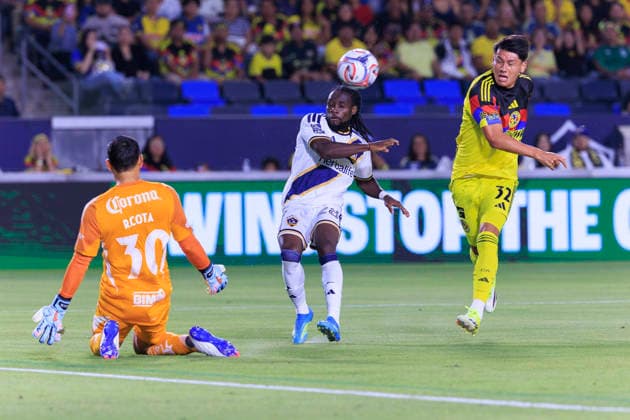 July 11, 2026, Carson, California, USA: Goalkeeper, Rodolfo Cota 30 of Club America blocks a goal attempt from Joseph Paintsil 28 of the LA Galaxy during their International Friendly, Länderspiel, Nationalmannschaft game on Saturday July 11, 2026 at the Dignity Health Sports Park Stadium in Carson, California. ARIANA RUIZ PI Carson USA - ZUMAp124 20260711_zaa_p124_014 Copyright: xArianaxRuizx