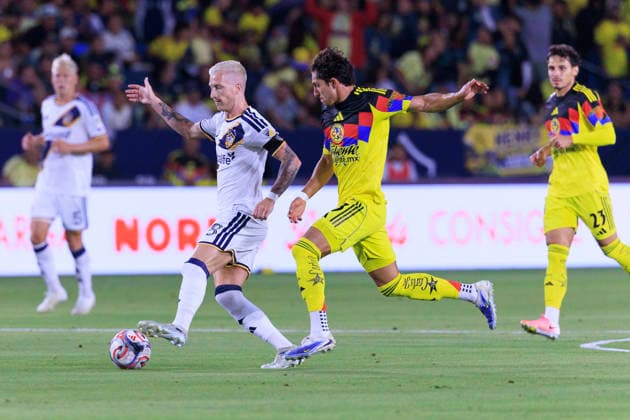 July 11, 2026, Carson, California, USA: Marco Reus 18 of the LA Galaxy takes possession of the ball as Alan Cervantes 13 of Club America defends during their International Friendly, Länderspiel, Nationalmannschaft game on Saturday July 11, 2026 at the Dignity Health Sports Park Stadium in Carson, California. Galaxy defeat America, 1-0. ARIANA RUIZ PI LA Galaxy Vs. Club America  - ZUMAp124 20260711_zaa_p124_020 Copyright: xArianaxRuizx