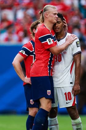 MIAMI GARDENS, FLORIDA - JULY 11: Erling Haaland of Norway hugs Jude Bellingham of England during the FIFA World Cup, WM, Weltmeisterschaft, Fussball 2026 Quarter Final match between Norway and England at Miami Stadium on July 11, 2026 in Miami Gardens, Florida.  Copyright: xVCGx 111653803767
