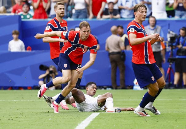 Football: 2026 World Cup England s Jude Bellingham (bottom) scores the team s first goal in first-half injury time in a World Cup quarterfinal football match against Norway at Miami Stadium in Miami Gardens, Florida, on July 11, 2026.  A14AA0005622658P