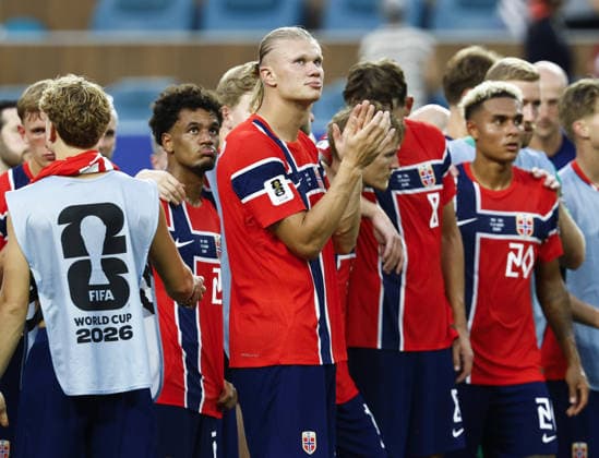Football: 2026 World Cup Norway s Erling Haaland (C) and teammates acknowledge the crowd following a 2-1 loss to England in a World Cup quarterfinal football match at Miami Stadium in Miami Gardens, Florida, on July 11, 2026.  A14AA0005622711P
