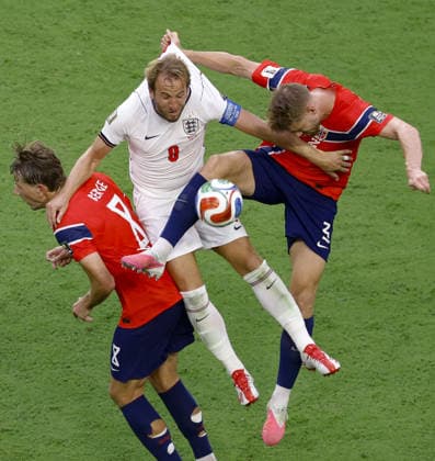 Football: 2026 World Cup England s Harry Kane (C) is challenged by Norway players in the second half of extra time in a World Cup quarterfinal football match at Miami Stadium in Miami Gardens, Florida, on July 11, 2026.  A14AA0005622722P
