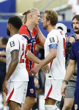 Football: 2026 World Cup England s Harry Kane (C, R) greets Norway s Erling Haaland (C, L) following England s 2-1 victory in a World Cup quarterfinal football match at Miami Stadium in Miami Gardens, Florida, on July 11, 2026.  A14AA0005622724P