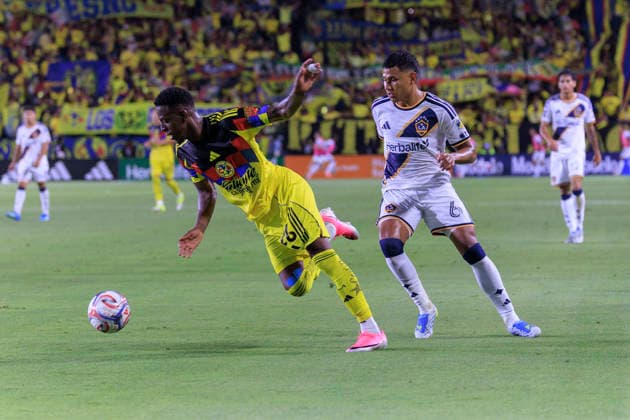 July 11, 2026, Carson, California, USA: Edwin Cerrillo 6 of the LA Galaxy trips Cristian Borja 26 of Club America during their International Friendly, Länderspiel, Nationalmannschaft game on Saturday July 11, 2026 at the Dignity Health Sports Park Stadium in Carson, California. Galaxy defeat America, 1-0. ARIANA RUIZ PI Carson USA - ZUMAp124 20260711_zaa_p124_034 Copyright: xArianaxRuizx