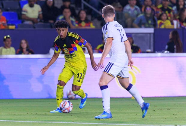 July 11, 2026, Carson, California, USA: Isaias Violante 12 of Club America runs up the sideline as John Nelson 14 of the LA Galaxy defends during their International Friendly, Länderspiel, Nationalmannschaft game on Saturday July 11, 2026 at the Dignity Health Sports Park Stadium in Carson, California. Galaxy defeat America, 1-0. ARIANA RUIZ PI LA Galaxy Vs. Club America  - ZUMAp124 20260711_zaa_p124_032 Copyright: xArianaxRuizx