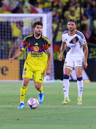 July 11, 2026, Carson, California, USA: Henry Martin 9 of Club America receives the ball as Justin Haak 15 of the LA Galaxy defends during their International Friendly, Länderspiel, Nationalmannschaft game on Saturday July 11, 2026 at the Dignity Health Sports Park Stadium in Carson, California. Galaxy defeat America, 1-0. ARIANA RUIZ PI LA Galaxy Vs. Club America  - ZUMAp124 20260711_zaa_p124_035 Copyright: xArianaxRuizx