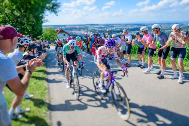 Steyr, Austria, 11 July 2026, cycling fans celebrating Cyclists of tour of Austria at the mountain Porscheberg, recording with tilt lens *** Steyr, Österreich, 11. Juli 2026: Radsportfans feiern die Teilnehmer der Österreich-Rundfahrt am Porscheberg und machen Aufnahmen mit einem Schwenkobjektiv Copyright: xx