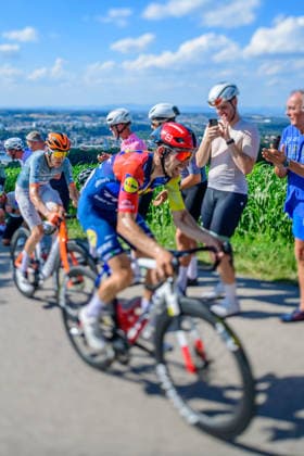 Steyr, Austria, 11 July 2026, cycling fans celebrating Cyclists of tour of Austria at the mountain Porscheberg, recording with tilt lens *** Steyr, Österreich, 11. Juli 2026: Radsportfans feiern die Teilnehmer der Österreich-Rundfahrt am Porscheberg und machen Aufnahmen mit einem Schwenkobjektiv Copyright: xx