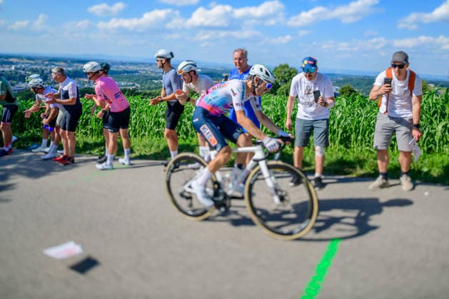 Steyr, Austria, 11 July 2026, cycling fans celebrating Cyclists of tour of Austria at the mountain Porscheberg, recording with tilt lens *** Steyr, Österreich, 11. Juli 2026: Radsportfans feiern die Teilnehmer der Österreich-Rundfahrt am Porscheberg und machen Aufnahmen mit einem Schwenkobjektiv Copyright: xx
