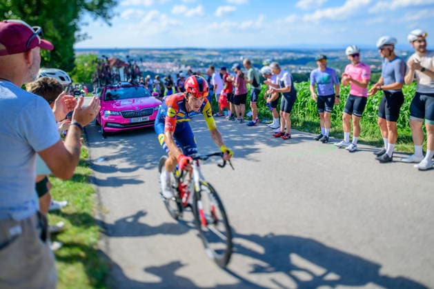 Steyr, Austria, 11 July 2026, cycling fans celebrating Cyclists of tour of Austria at the mountain Porscheberg, recording with tilt lens *** Steyr, Österreich, 11. Juli 2026: Radsportfans feiern die Teilnehmer der Österreich-Rundfahrt am Porscheberg und machen Aufnahmen mit einem Schwenkobjektiv Copyright: xx