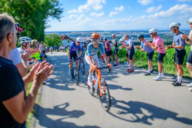 Steyr, Austria, 11 July 2026, cycling fans celebrating Cyclists of tour of Austria at the mountain Porscheberg, recording with tilt lens *** Steyr, Österreich, 11. Juli 2026: Radsportfans feiern die Teilnehmer der Österreich-Rundfahrt am Porscheberg und machen Aufnahmen mit einem Schwenkobjektiv Copyright: xx