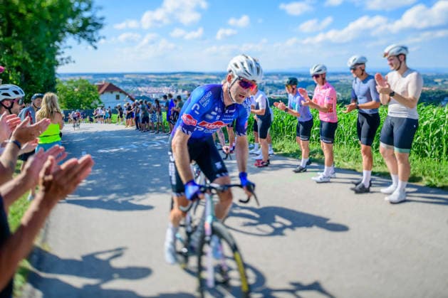 Steyr, Austria, 11 July 2026, cycling fans celebrating Cyclists of tour of Austria at the mountain Porscheberg, recording with tilt lens *** Steyr, Österreich, 11. Juli 2026: Radsportfans feiern die Teilnehmer der Österreich-Rundfahrt am Porscheberg und machen Aufnahmen mit einem Schwenkobjektiv Copyright: xx