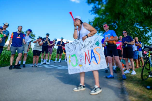Steyr, Austria, 11 July 2026, cycling fans celebrating Cyclists of tour of Austria at the mountain Porscheberg, recording with tilt lens *** Steyr, Österreich, 11. Juli 2026: Radsportfans feiern die Teilnehmer der Österreich-Rundfahrt am Porscheberg und machen Aufnahmen mit einem Schwenkobjektiv Copyright: xx
