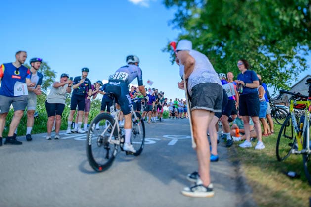 Steyr, Austria, 11 July 2026, cycling fans celebrating Cyclists of tour of Austria at the mountain Porscheberg, recording with tilt lens *** Steyr, Österreich, 11. Juli 2026: Radsportfans feiern die Teilnehmer der Österreich-Rundfahrt am Porscheberg und machen Aufnahmen mit einem Schwenkobjektiv Copyright: xx