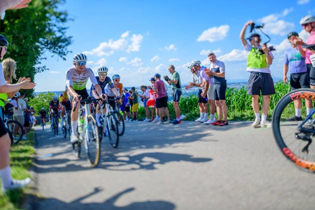 Steyr, Austria, 11 July 2026, cycling fans celebrating Cyclists of tour of Austria at the mountain Porscheberg, recording with tilt lens *** Steyr, Österreich, 11. Juli 2026: Radsportfans feiern die Teilnehmer der Österreich-Rundfahrt am Porscheberg und machen Aufnahmen mit einem Schwenkobjektiv Copyright: xx