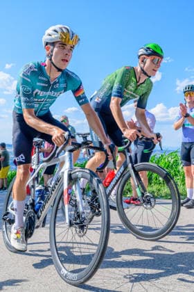 Steyr, Austria, 11 July 2026, cycling fans celebrating Cyclists of tour of Austria at the mountain Porscheberg, recording with tilt lens *** Steyr, Österreich, 11. Juli 2026: Radsportfans feiern die Teilnehmer der Österreich-Rundfahrt am Porscheberg und machen Aufnahmen mit einem Schwenkobjektiv Copyright: xx