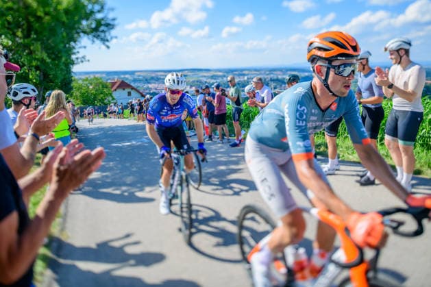 Steyr, Austria, 11 July 2026, cycling fans celebrating Cyclists of tour of Austria at the mountain Porscheberg, recording with tilt lens *** Steyr, Österreich, 11. Juli 2026: Radsportfans feiern die Teilnehmer der Österreich-Rundfahrt am Porscheberg und machen Aufnahmen mit einem Schwenkobjektiv Copyright: xx