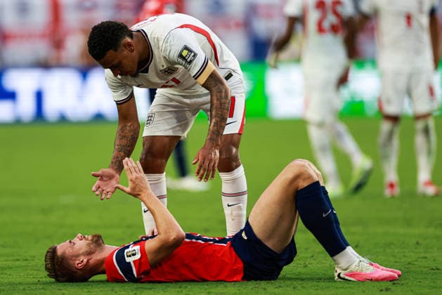 MIAMI GARDENS, FLORIDA - JULY 11: Morgan Rogers of England helps a player from Norway during the FIFA World Cup, WM, Weltmeisterschaft, Fussball 2026 Quarter Final match between Norway and England at Miami Stadium on July 11, 2026 in Miami Gardens, Florida.  Copyright: xVCGx 111653803750