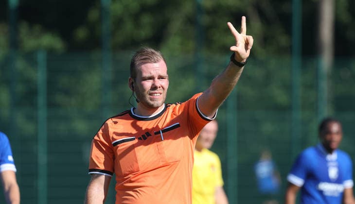 Fußball Testspiel FSV 08 Bietigheim-Bissingen vs. SG Sonnenhof Großaspach , Schiedsrichter Felix Günter zählt beim Einwurf die Zeit runter , zeigt die noch verbliebenen Sekunden an , Handzeichen beim Einwurf *** Soccer Friendly Match: FSV 08 Bietigheim-Bissingen vs. SG Sonnenhof Großaspach; Referee Felix Günter counts down the time during a throw-in, indicates the remaining seconds, and uses hand signals during the throw-in