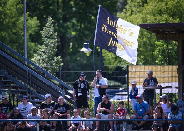 Fussball 1. Bundesliga 2026 2027 Testspiel 11.07.2026 SV Elversberg - FC Thun Ein SV Elversberg Fan mit einer Fahne mit dem Aufschrift; Auf geht s Elversberger Jungs *** Soccer, Bundesliga 1, 2026–2027, Friendly Match, July 11, 2026, SV Elversberg vs. FC Thun. An SV Elversberg fan holding a flag that reads, Let’s go, Elversberg boys!