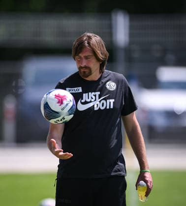 Fussball 1. Bundesliga 2026 2027 Testspiel 11.07.2026 SV Elversberg - FC Thun Trainer Vincent Wagner (SV Elversberg) mit Ball *** Soccer, Bundesliga 1, 2026–2027, Friendly Match, July 11, 2026, SV Elversberg vs. FC Thun, Coach Vincent Wagner, SV Elversberg with the ball