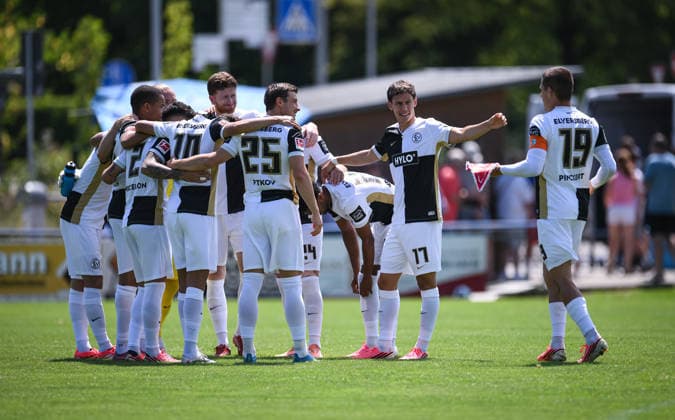 Fussball 1. Bundesliga 2026 2027 Testspiel 11.07.2026 SV Elversberg - FC Thun Teamkreis SV Elversberg; Jan Gyamerah, Nicholas Mickelson, Noah Darvich, Florian Le Joncour, Lukas Petkov, Frederik Schmahl und Lukas Pinckert (v.li.) *** Soccer, Bundesliga 1, 2026–2027, Friendly Match, July 11, 2026, SV Elversberg vs. FC Thun, SV Elversberg Roster: Jan Gyamerah, Nicholas Mickelson, Noah Darvich, Florian Le Joncour, Lukas Petkov, Frederik Schmahl, and Lukas Pinckert (from left)