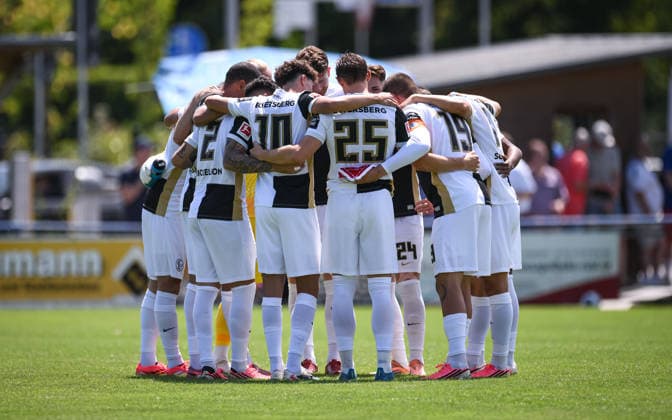 Fussball 1. Bundesliga 2026 2027 Testspiel 11.07.2026 SV Elversberg - FC Thun Teamkreis SV Elversberg vor dem Spiel *** Soccer, Bundesliga 1, 2026–2027, Friendly Match, July 11, 2026, SV Elversberg vs. FC Thun, SV Elversberg s squad before the game